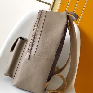 Alternative view of 【p680 Chip】 M11625 M57079 Black M59325 Gray M21362 Dark Green The all-new Aerogram backpack redefines contemporary style with refined elegance.Crafted from supple calfskin reminiscent of vintage airmail envelopes, it features a matte metal logo. The main compartment and flap front pocket offer ample space for weekend getaways or urban explorations. Dimensions: 43 x 30 x 14 cm. 168650